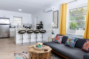 Beautiful Casita with King Bed and private patio Close to Calle 8, MIA Airport, Coral Gables